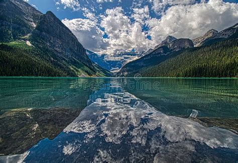 Lago De Reflexão Louise Banff Parque Nacional Alberta Canada Imagem de