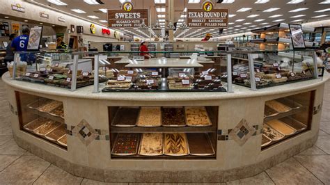 The Best Buc-Ee's Fudge Flavors To Include In Your Sampler Box