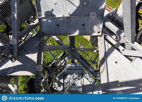 Torre O Palo Con Microonda Antenas De Radio Del Panel Unidades De