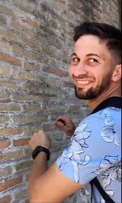 Turista Scrive Il Nome Della Fidanzata Sul Muro Del Colosseo Dago