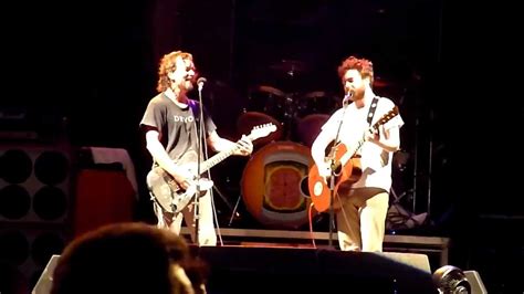 Eddie Vedder And Liam Finn Throw Your Arms Around Me Brisbane November 25 2009 Youtube