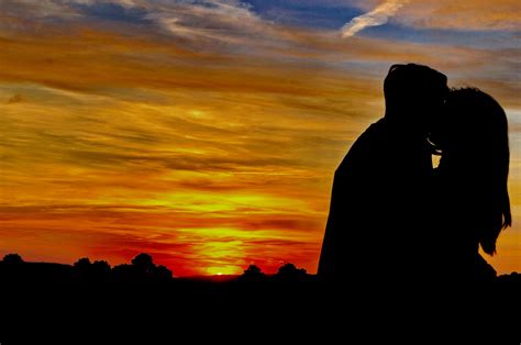 kiss der erste kuss foto bild jugendliche outdoor