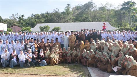 Jadi Inspektur Upacara Di Sman Talamau Gubernur Mahyeldi Siswa Sman