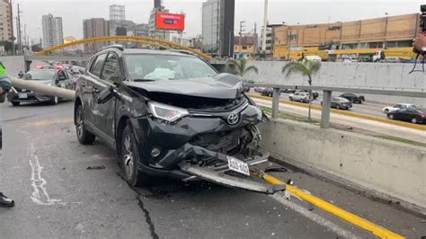 Miraflores camioneta se despista e impacta contra poste de telefonía