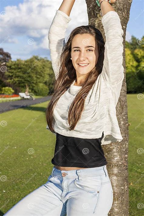 Adolescente Hermoso Que Se Inclina En Un árbol Imagen De Archivo