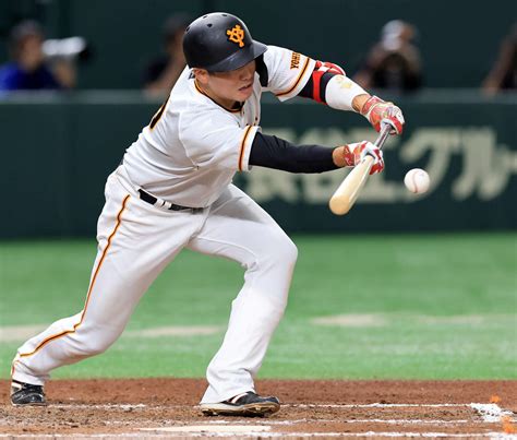 【巨人】坂本勇人が7回無死一、二塁で送りバント 長野の勝ち越し打演出 プロ野球写真ニュース 日刊スポーツ