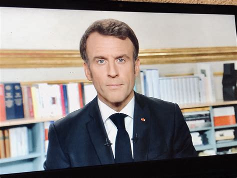 Emmanuel Macron filmé en train de chanter dans les rues de Paris après