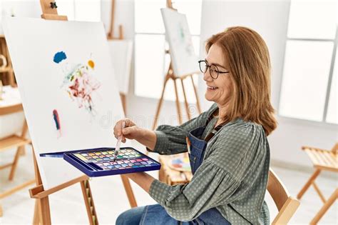 Mujer Artista De Mediana Edad Sonriendo A Feliz Pintura En El Estudio