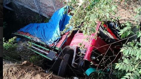 Kronologi Kecelakaan Truk Terjun Ke Sungai Tambak Aji Tribunjateng