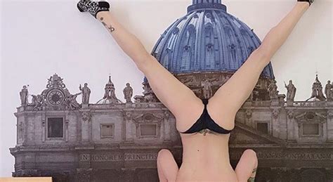 Naike Rivelli Foto Hot Con La Cupola Di San Pietro Fra Le Gambe Critiche