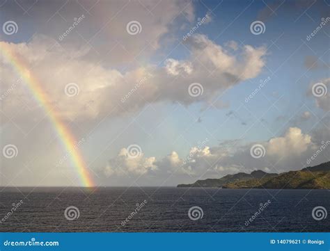 Arco Iris Sobre El Mar Del Caribe Imagen De Archivo Imagen De Colinas