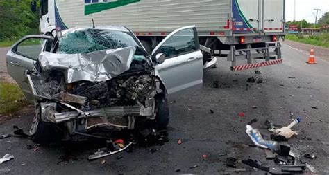 Carro fica destruído em colisão caminhão na ERS 030 Litoralmania