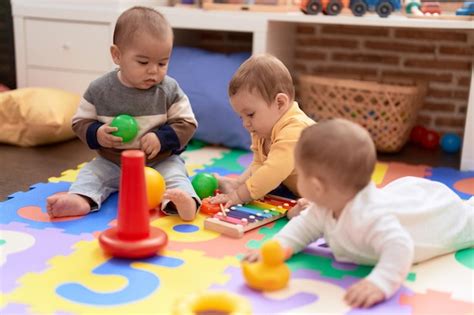 Groupe D Enfants En Bas Ge Jouant Avec Des Jouets Assis Sur Le Sol