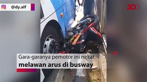 Hindari Razia Pemotor Ini Lawan Arus Hingga Terjepit Transjakarta