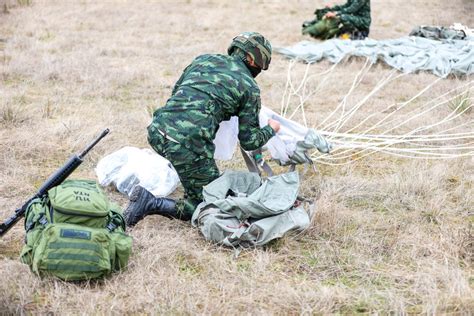 DVIDS Images U S And Thai Paratroopers Conduct Bilateral Airborne