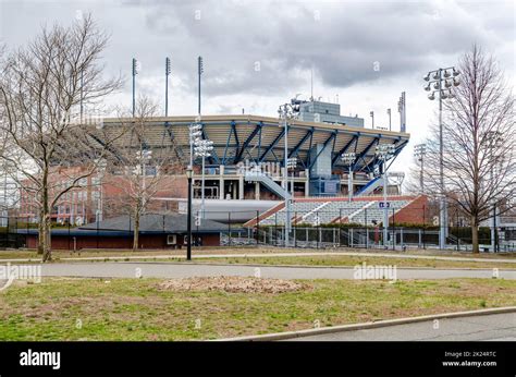 Arthur Ashe Stadion Queens Side View With Way And Meadow In Front New