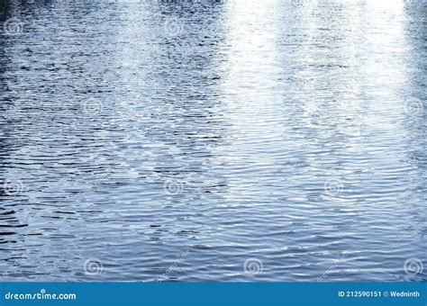 Superficie Del Agua Con Ondas Y Reflejos De La Luz Solar Imagen De