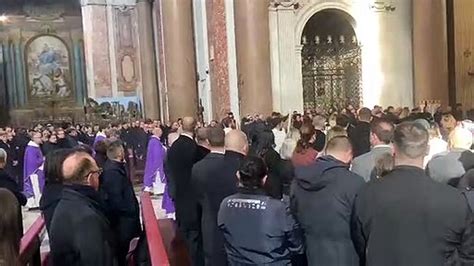 Funerali Mihajlovic inizia il rito funebre la chiesa è gremita