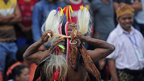 Tari Perang Caci Simbol Heroisme Dari Manggarai