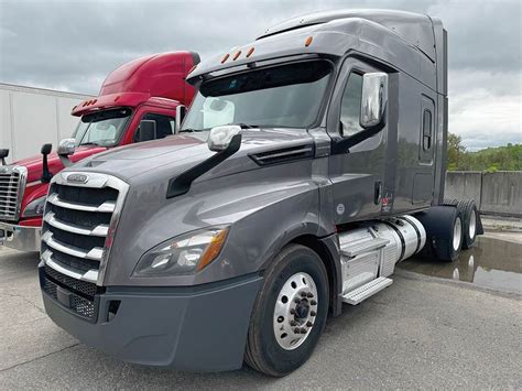 2019 Freightliner Cascadia 126 Sleeper Semi Truck 72 Mid Roof Xt