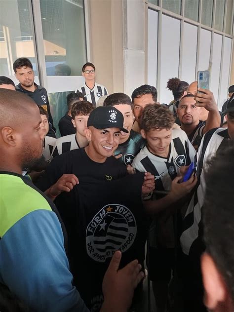 Thiago Almada llegó a Río de Janeiro y fue recibido por los hinchas del