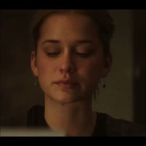 Elizabeth Lail As Guinevere Beck In You 2018 480 X 480