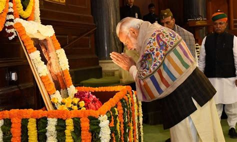 Parakram Diwas Pm Modi Pays Tribute To Subhas Chandra Bose To Attend