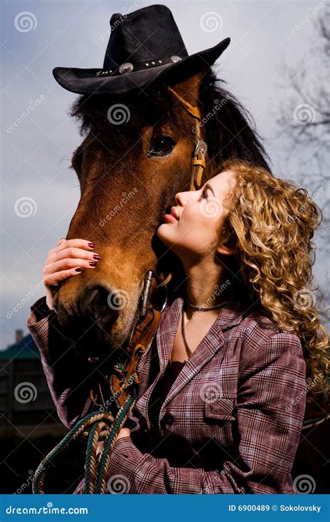 Mooie Blonde Vrouw Die Zich Door Paard Bevindt Stock Afbeelding Image