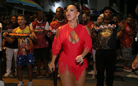 Viviane Ara Jo D Show De Samba No P No Ensaio De Rua Do Salgueiro O