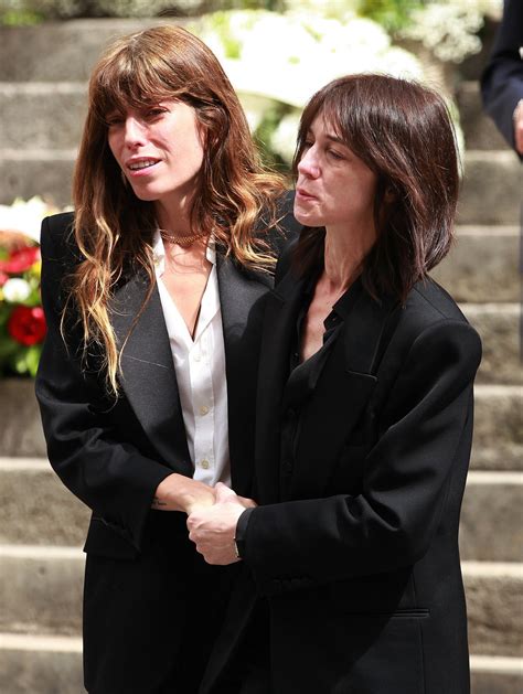 Filhas De Jane Birkin Lou Doillon E Charlotte Gainsbourg Se Apoiam No