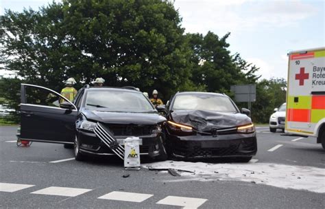 Vorfahrt Missachtet Zwei Verletzte Und Hoher Sachschaden Bei Unfall In