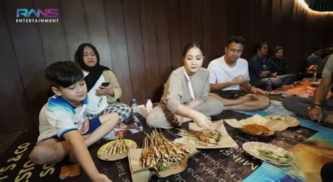 9 Potret Nagita Slavina Ajak Rafathar Makan Di Pinggir Jalan