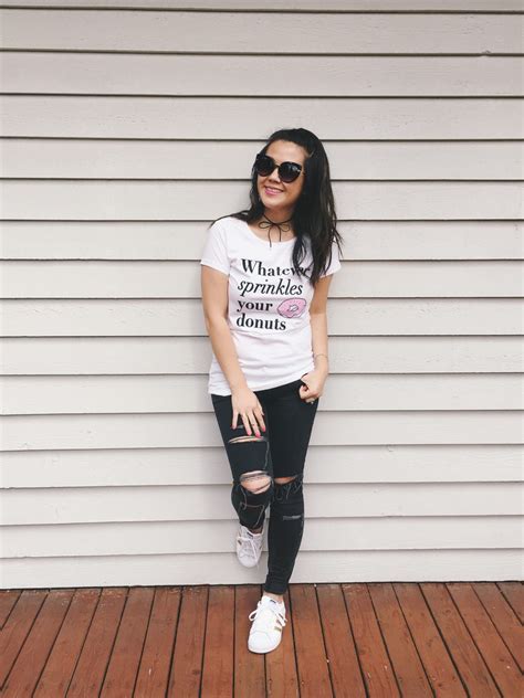 10 Ways To Style T Shirt And Jeans