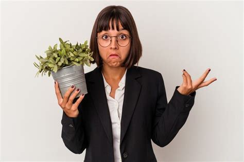 Joven Mujer De Negocios De Raza Mixta Sosteniendo Una Planta Aislada