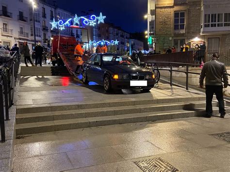 Un Coche Intenta Bajar Las Escaleras De La Cuesta