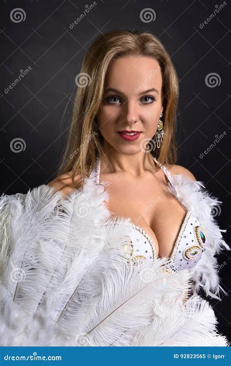 Blonde De La Belleza En El Traje Blanco De La Bailarina De La Danza Del