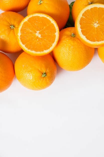 Pilha de frutas inteiras e fatiadas de laranja Foto Grátis