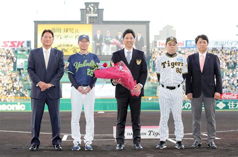 【阪神】藤川球児氏、甲子園で名球会ブレザー授与式「感謝しています」 スポーツ報知