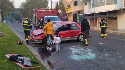 Vehículo familiar se vuelca tras ser impactado en la Ciudad de México