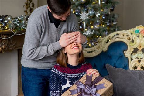 De Man Maakt Tot Een Verrassing Aan De Vrouw Voor Kerstmis Stock Afbeelding Image Of