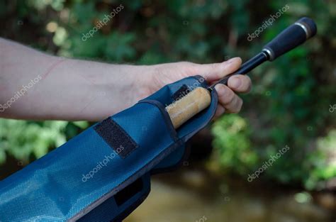 La Mano De Un Hombre Quita La Varilla De Fundici N De Cebo De La Caja