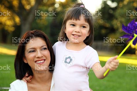 구슬눈꼬리 및 딸이다 게임하기 20 29세에 대한 스톡 사진 및 기타 이미지 20 29세 2명 가족 Istock