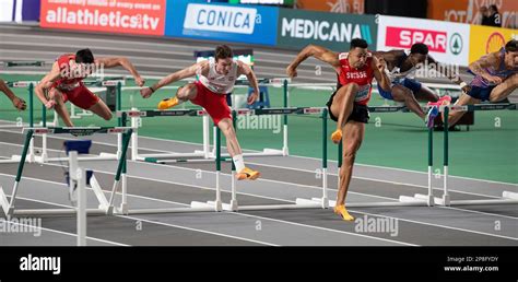 Enrique Llopis de España golpea el último obstáculo y cae mientras