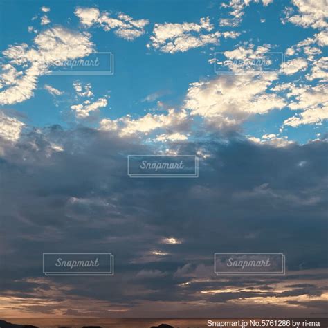 雲の隙間から見える太陽の写真・画像素材 5761286 Snapmart（スナップマート）