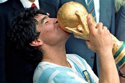 Fãs e famosos lamentam a morte de Diego Maradona 60 anos