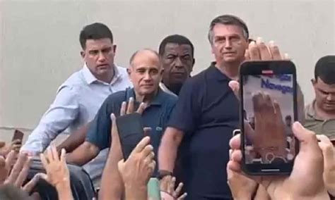 Bolsonaro Chega A Uberaba E Sai Em Carro Aberto Para Agenda Na Cidade