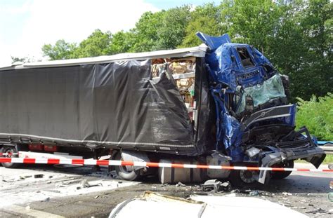 Lastwagen Rast Ungebremst In Stauende