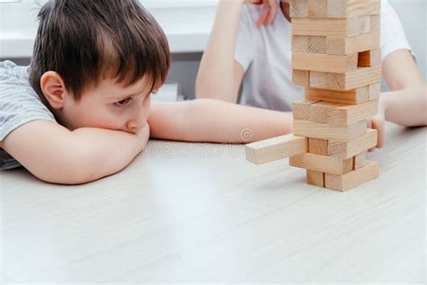 Niño Y Niña Caucásica Jugando Jenga Juego De Apilamiento De Bloques