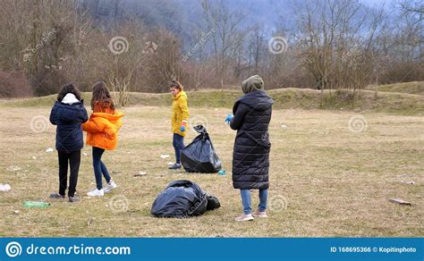 Problemas Ambientales Un Grupo De Voluntarios Elimina Basura En El