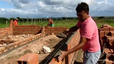 VEJA COMO ESSE PEDREIRO FAZ NO ASSENTAMENTO DE TIJOLO RA CONSTRUÇÃO